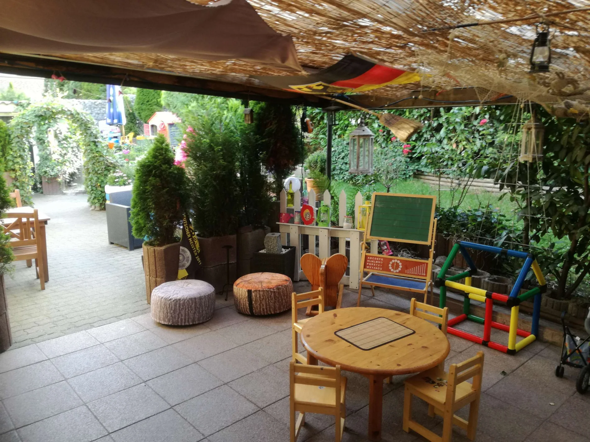 Überdachte Terrasse mit Spiel- und Sitzbereich für Kinder